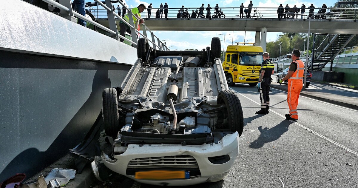 Auto belandt op de kop na botsing, vrouw gewond.