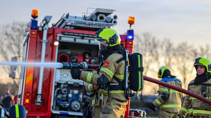 Man, vrouw, kind en baby op tijd uit auto die onderweg in brand vliegt ...