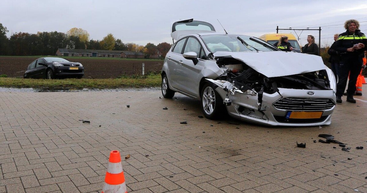 Auto komt in sloot tot stilstand bij aanrijding op kruising Biezenmortel, twee lichtgewonden