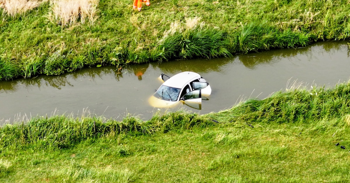 Auto belandt in sloot op A15 bij Herwijnen, bestuurder naar ziekenhuis