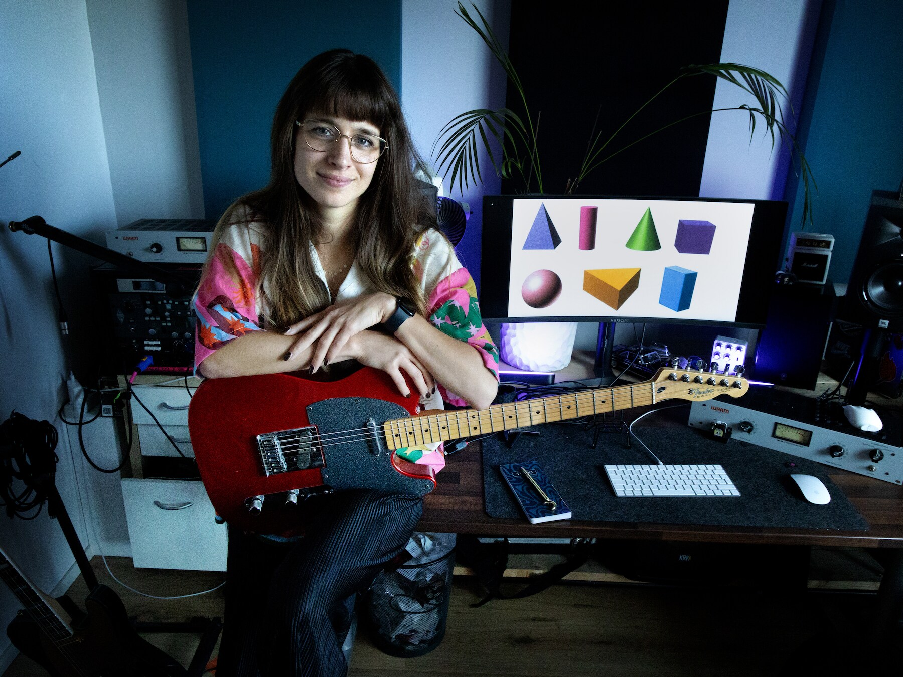 Doordeweeks staat Eva (29) uit Eindhoven voor de klas in Helmond, in het weekend staat ze op het podium met haar rockband