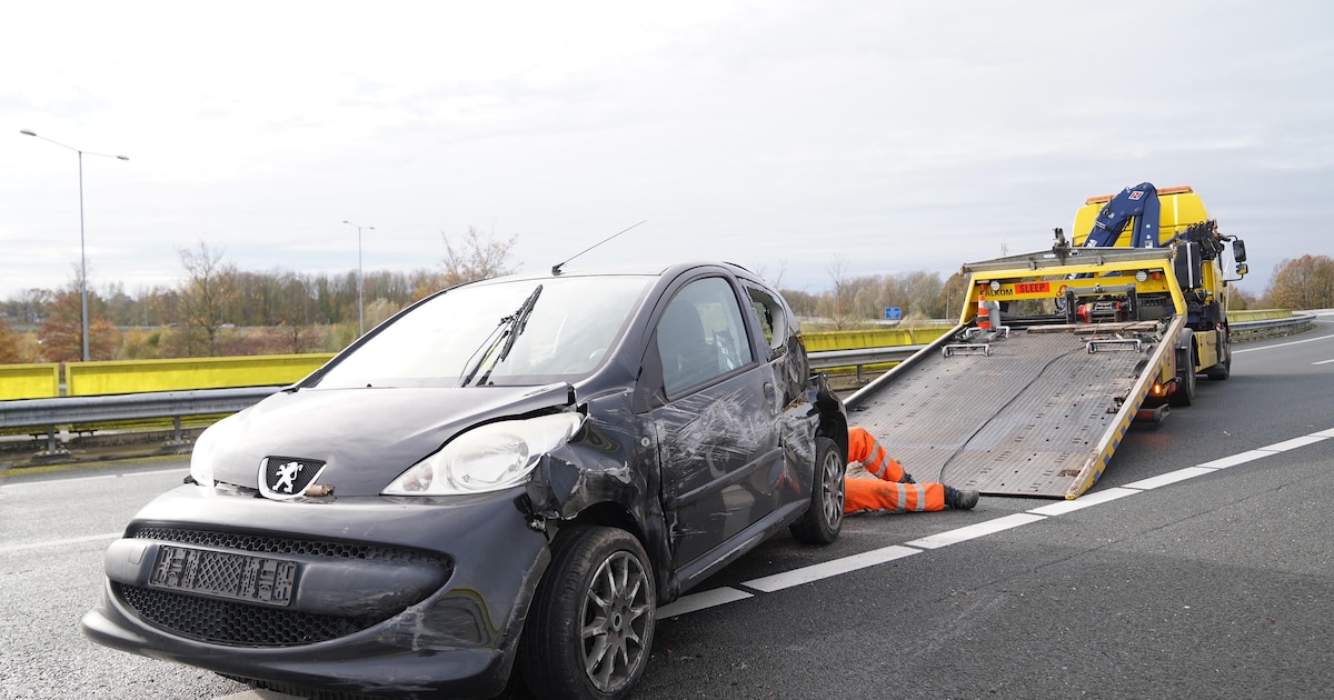 Bestuurster verliest macht over het stuur op A2 bij knooppunt Empel: auto belandt op zijkant