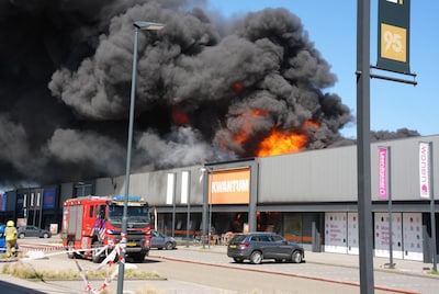 Grote brand bij Kwantum in Waalwijk: vlammen gedoofd, terrein blijft afgezet