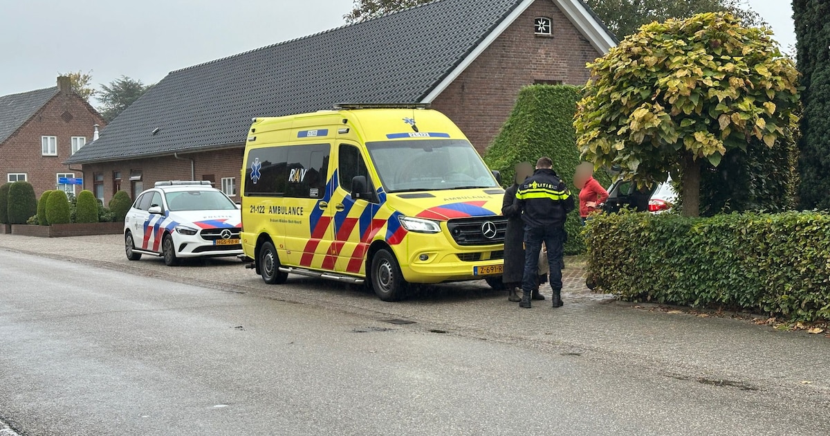 Botsing tussen jongen op elektrische step en auto in Vorstenbosch: slachtoffer nagekeken in ambulanc