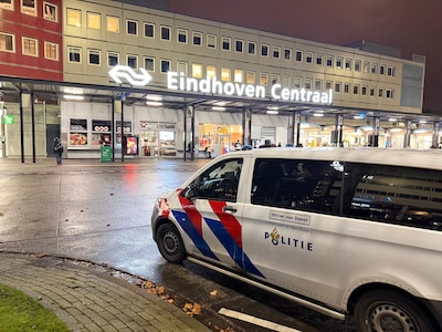 Gewonde bij station Eindhoven Centraal aangetroffen, zegt gestoken te zijn