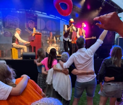‘Begint het al te kriebelen?’ Feestje in achtertuin van cabaretier groeit uit tot écht festival