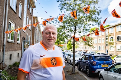 WK-sfeer abrupt voorbij: woningcorporatie wil oranje vlagget
