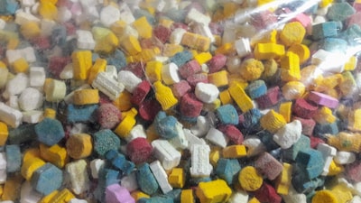 Automobilist (25) betrapt met 61 zakjes drugs, reed veel te hard over de N279