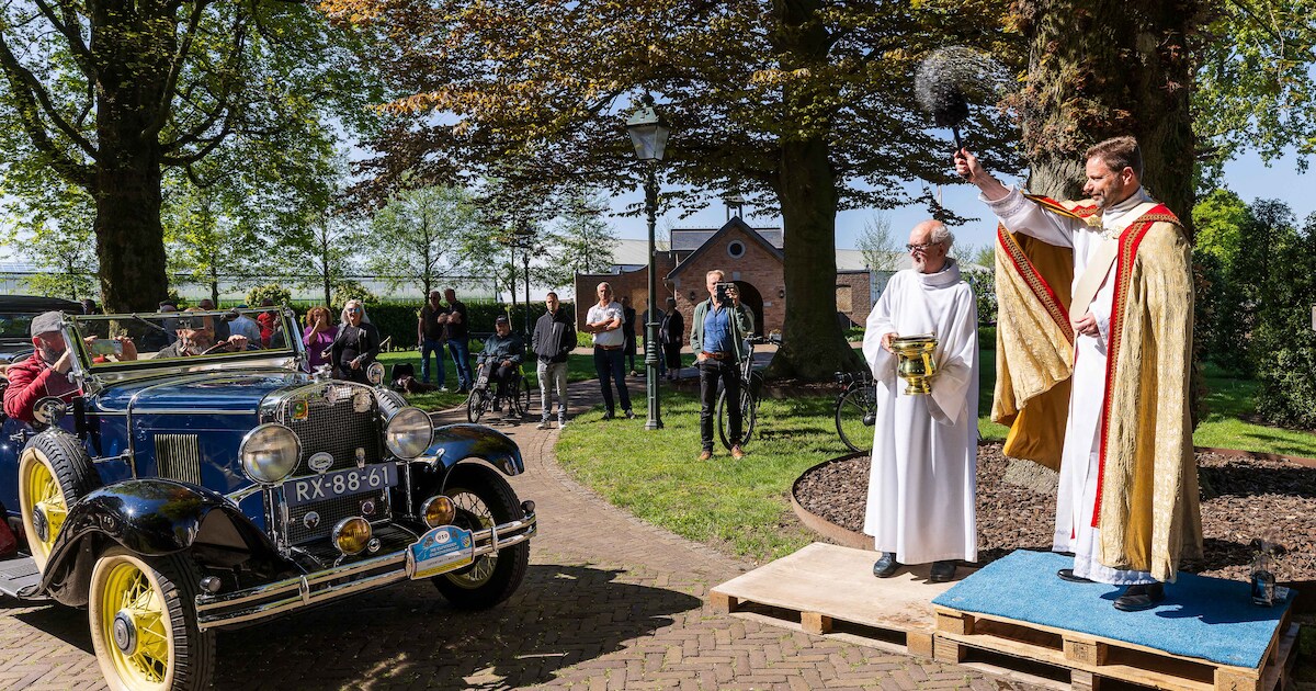 Met wijwater gezegende oldtimers kunnen veilig de weg op