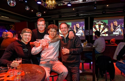 Hét dartscafé van Michael van Gerwen switcht moeiteloos naar nieuwe held Gian van Veen