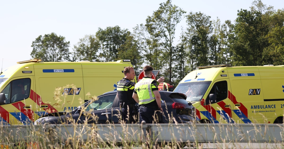 Botsing met meerdere voertuigen bij A50 Ravenstein, twee gewonden