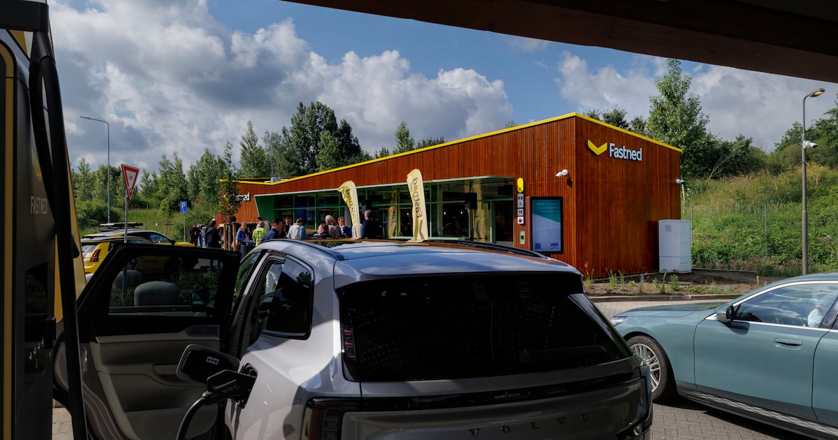 Eerste Fastned-shop van Nederland nu open in Liempde: laden, koffie drinken en wachten in overdekte 