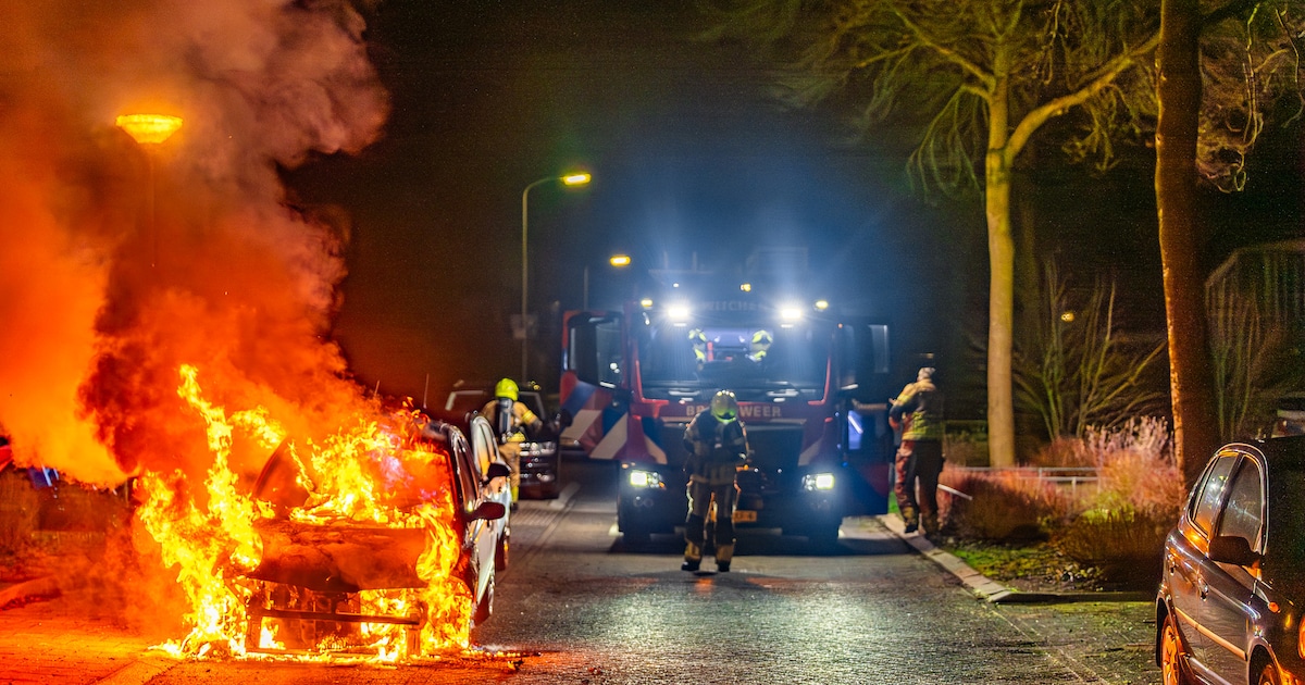 Buurtbewoners horen 's nachts een knal en zien auto in lichterlaaie staan in Wijchen