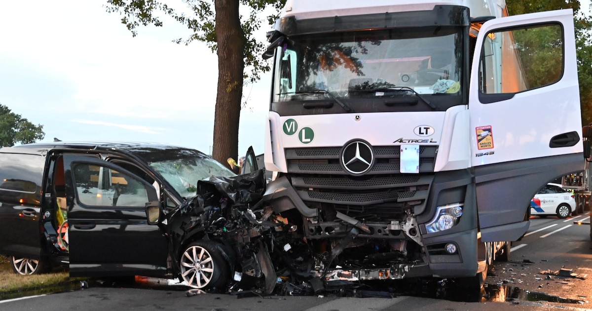 Bestuurder overleden bij frontale botsing met vrachtwagen in Rijsbergen.