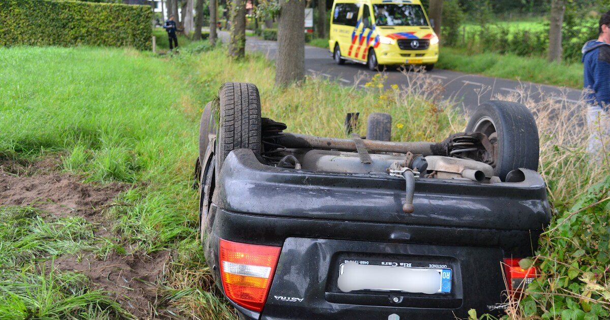 Auto belandt op dak in sloot bij Galder, bestuurder blijkt onder invloed