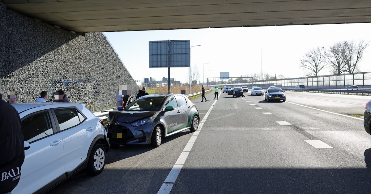Dagje Efteling eindigt in kettingbotsing met drie auto’s op A59 bij Waalwijk