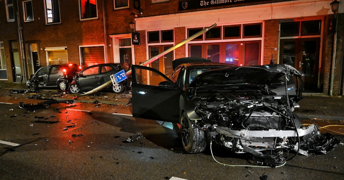 Duitse huurauto botst tegen geparkeerde wagens in Tilburg: grote ravage, drie mannen vluchten