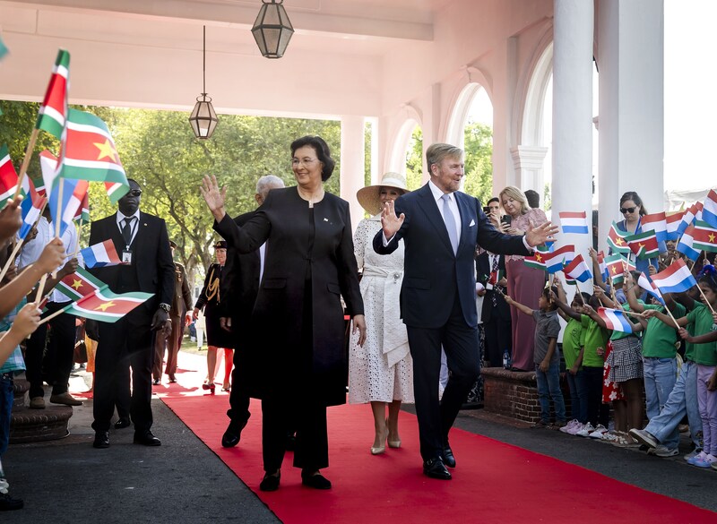 De Surinaamse president Jennifer Geerlings-Simons en haar echtgenoot verwelkomen koning Willem-Alexander en koningin Máxima.