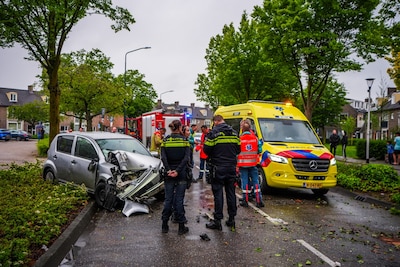 Man raakt zwaargewond in Helmondse woonwijk als hij met zijn auto uit de bocht vliegt en op boom bot