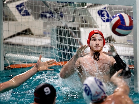 Telg van waterpolofamilie Huijsmans uit Sint-Michielsgestel: ‘Ik moet een stabiele keeper worden’