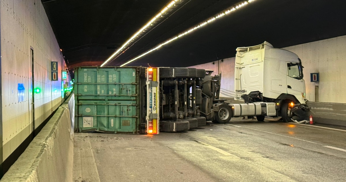 Kennedytunnel in Antwerpen volledig versperd richting Nederland door gekantelde vrachtwagen: hele dag hinder verwacht.
