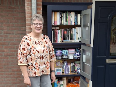 ‘Kwebbelkont’ Liset bevoorraadt de buurt met haar kastje: ‘Er is echt behoefte aan’