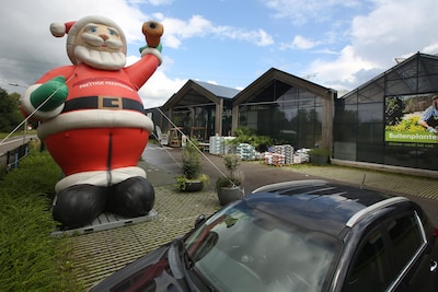 Hartje zomer staat deze gigantische kerstman al overeind: ‘Zijn de paaseitjes er ook al?’