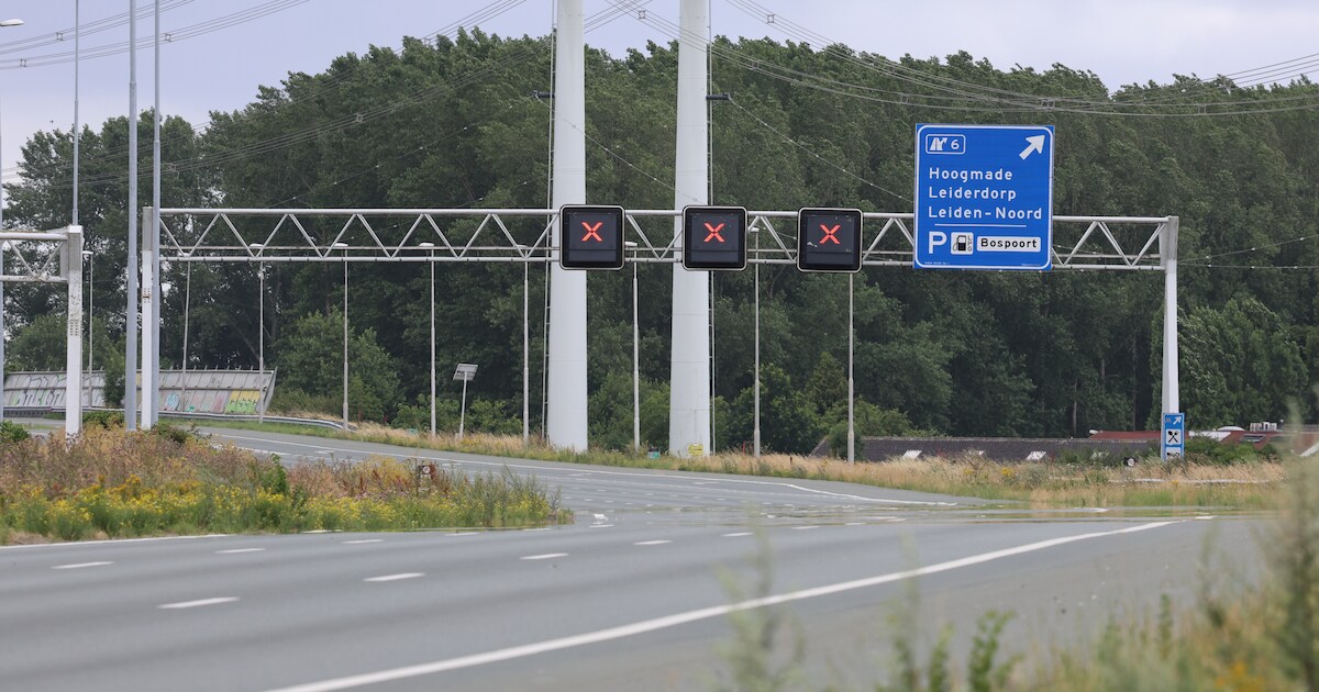 A4 in beide richtingen dicht, nadat man op spoorbrug klimt, weg ...
