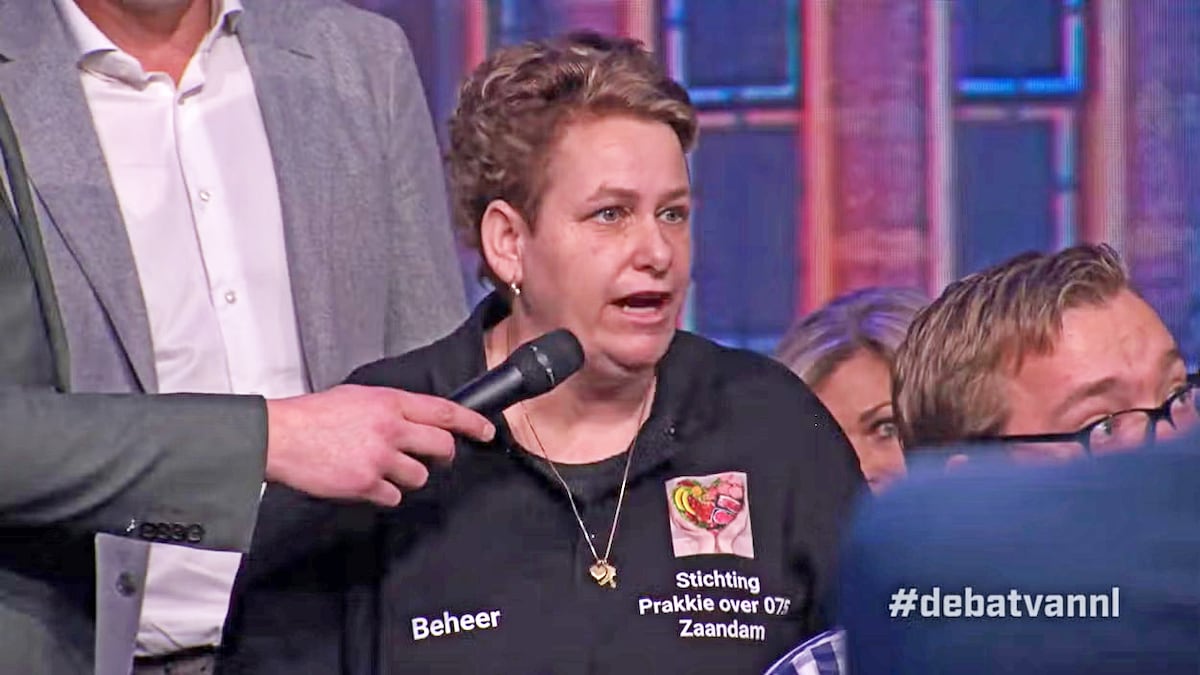 een-vrouw-in-debat-met-frans-timmermans-over-eigen-risico-tijdens-een-verkiezingsdebat-op-sbs-in-november