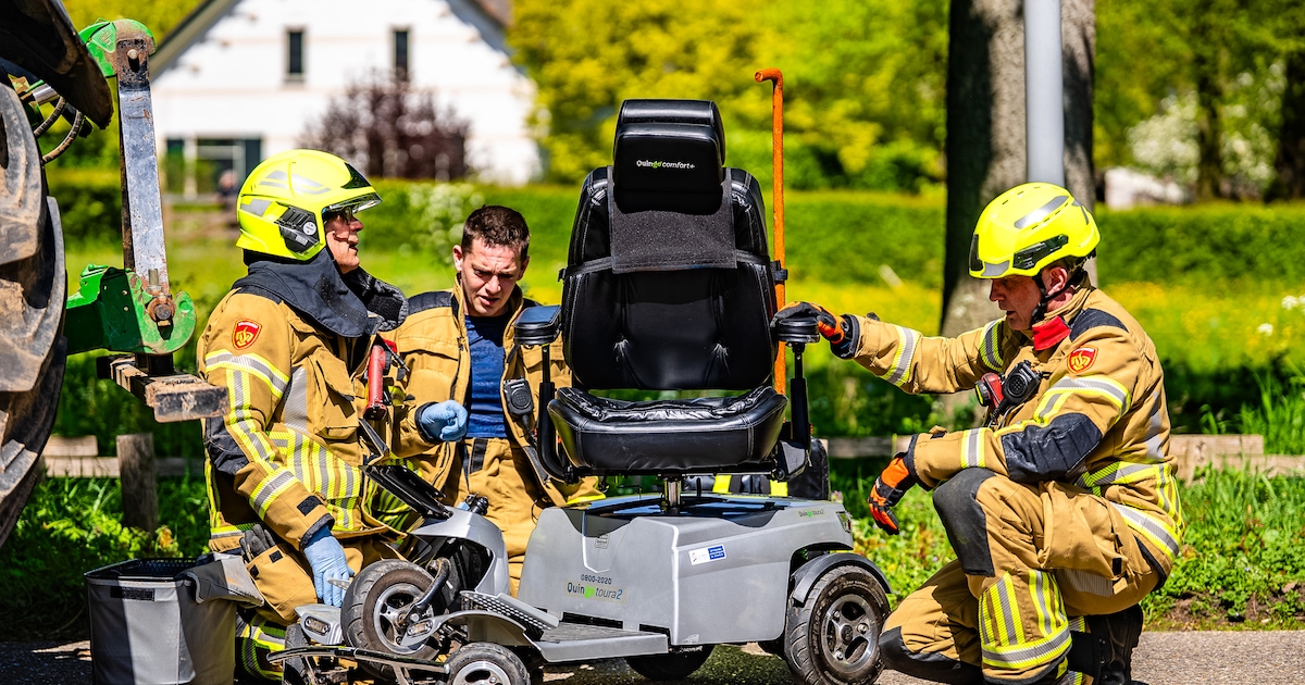Scootmobieler botst op stilstaande tractor in Hernen