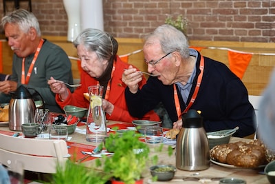 Aan de vrijheidssoep in Slot Loevestein