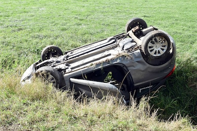 Auto belandt in sloot na botsing op beruchte kruising in Hedel, bestuurder naar het ziekenhuis