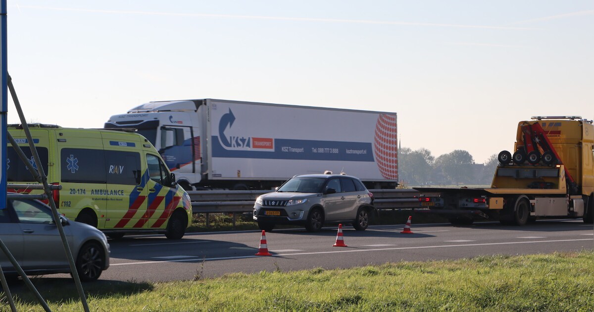 Auto’s botsen op A59 bij Waspik: grote schade en file richting knooppunt Hooipolder