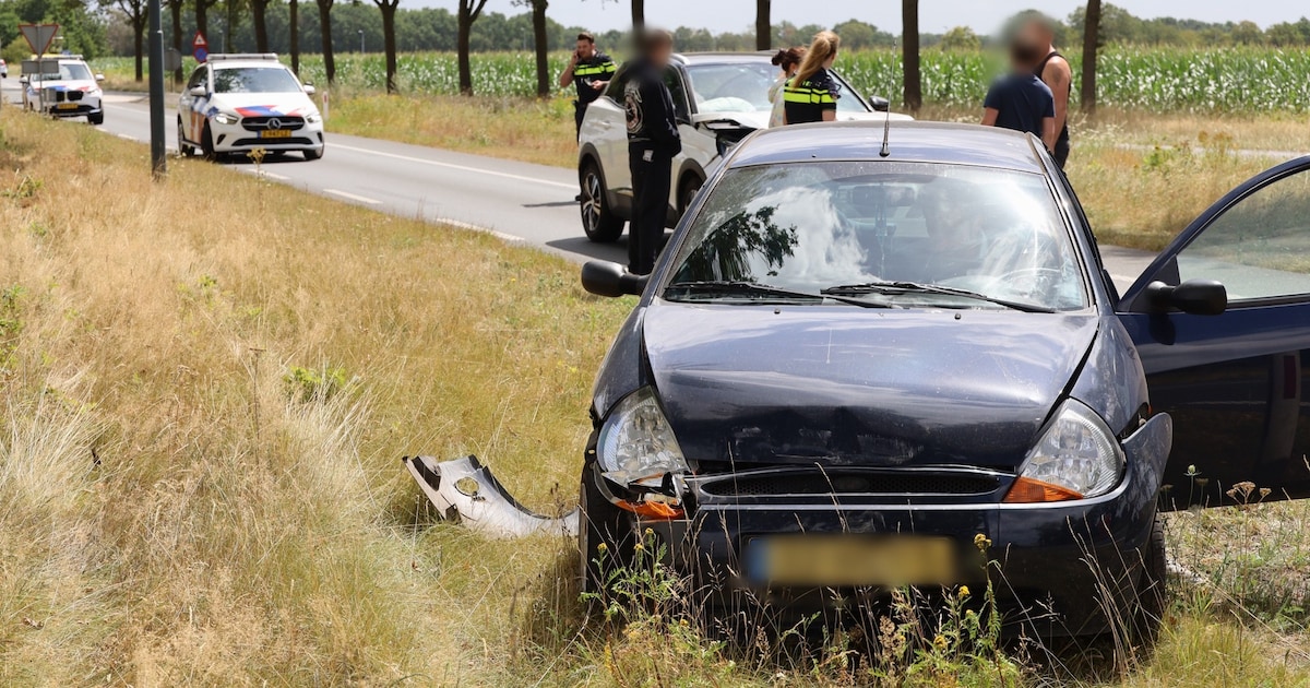 Drie auto’s botsen op Rondweg bij Volkel: veel schade, voertuig rijdt de berm in
