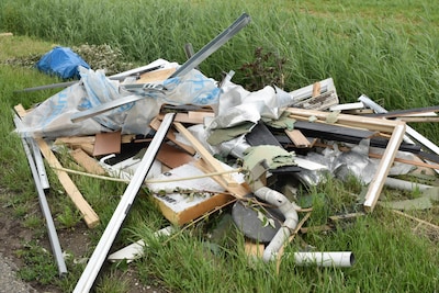 Illegaal bouwafval gedumpt langs de weg in Bruchem