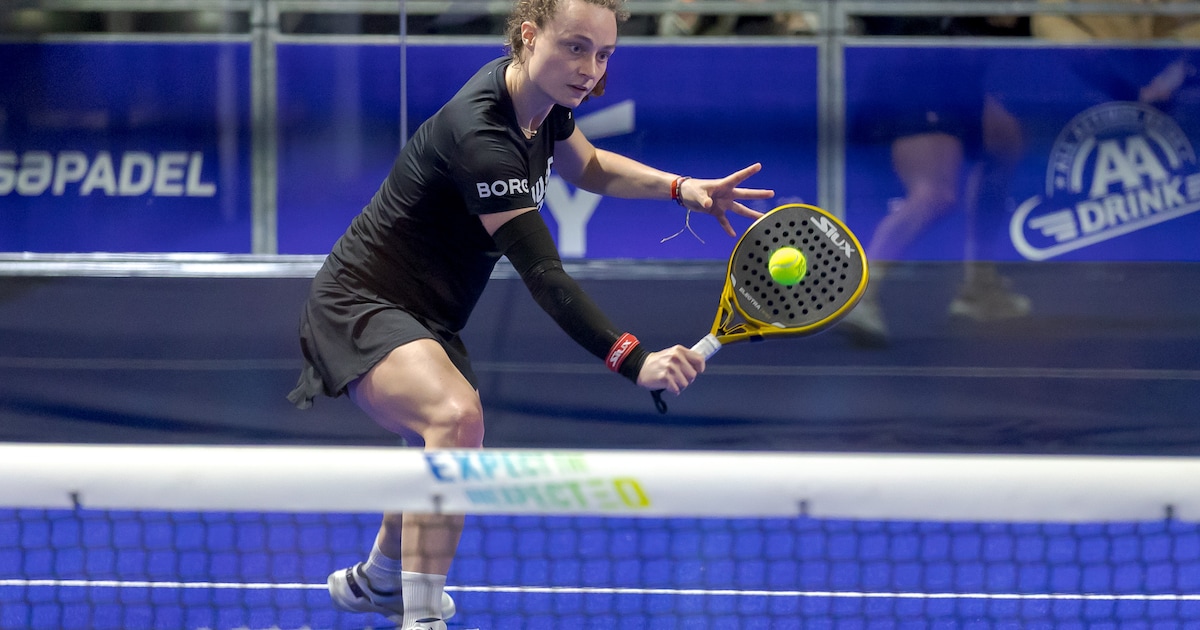 Vrij onverwacht krijgt Joyce (25) een berichtje van oud-tennisprof, nu bestormt ze de Nederlandse pa