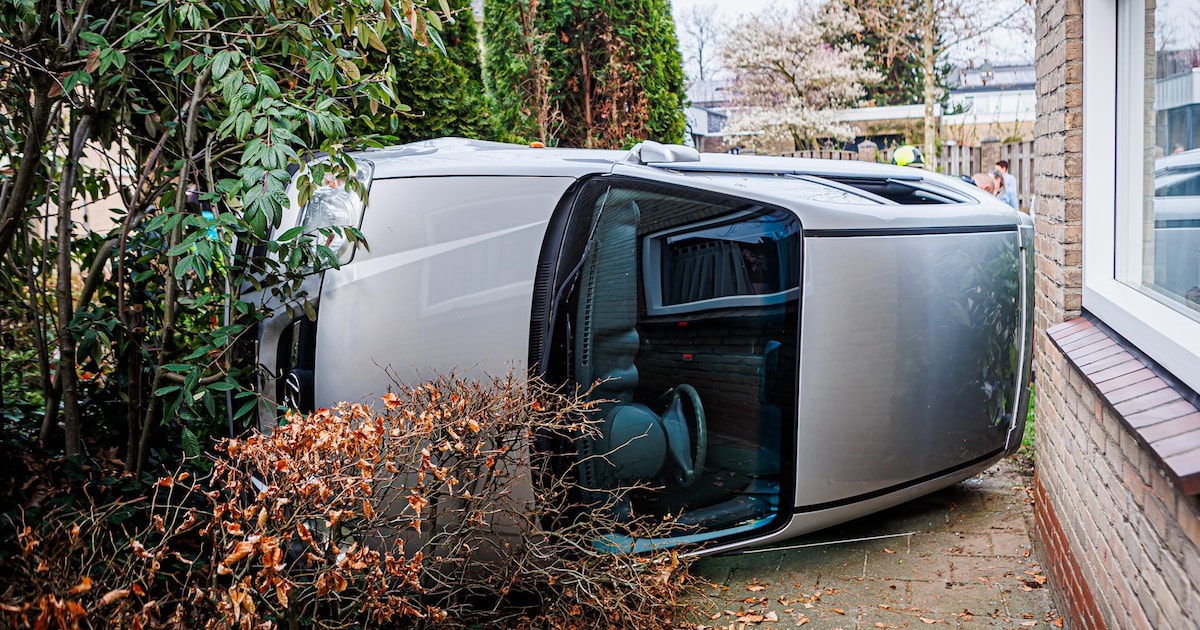 Oudere vrouw belandt met auto op zijkant in de brandgang in Schijndel