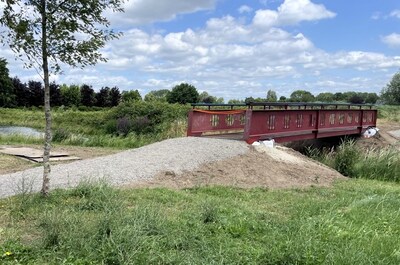 Tijdelijke brug voor fietsers en voetgangers op gevaarlijke omleidingsroute