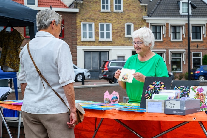 Jos Buscop (r) bij haar kraampje op Montmartre in Dinteloord.