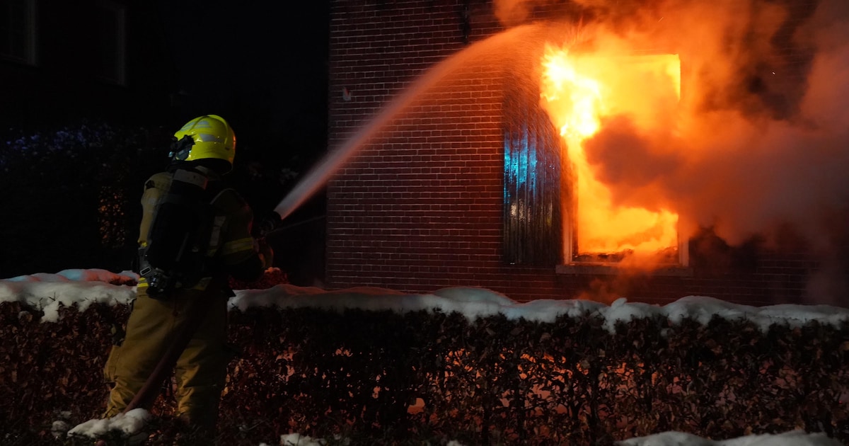 Brand breekt uit bij woning in Haaren: metershoge vlammen slaan uit ramen
