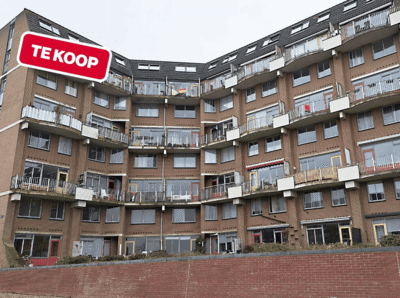 In deze straat staat de ene na andere woning te koop