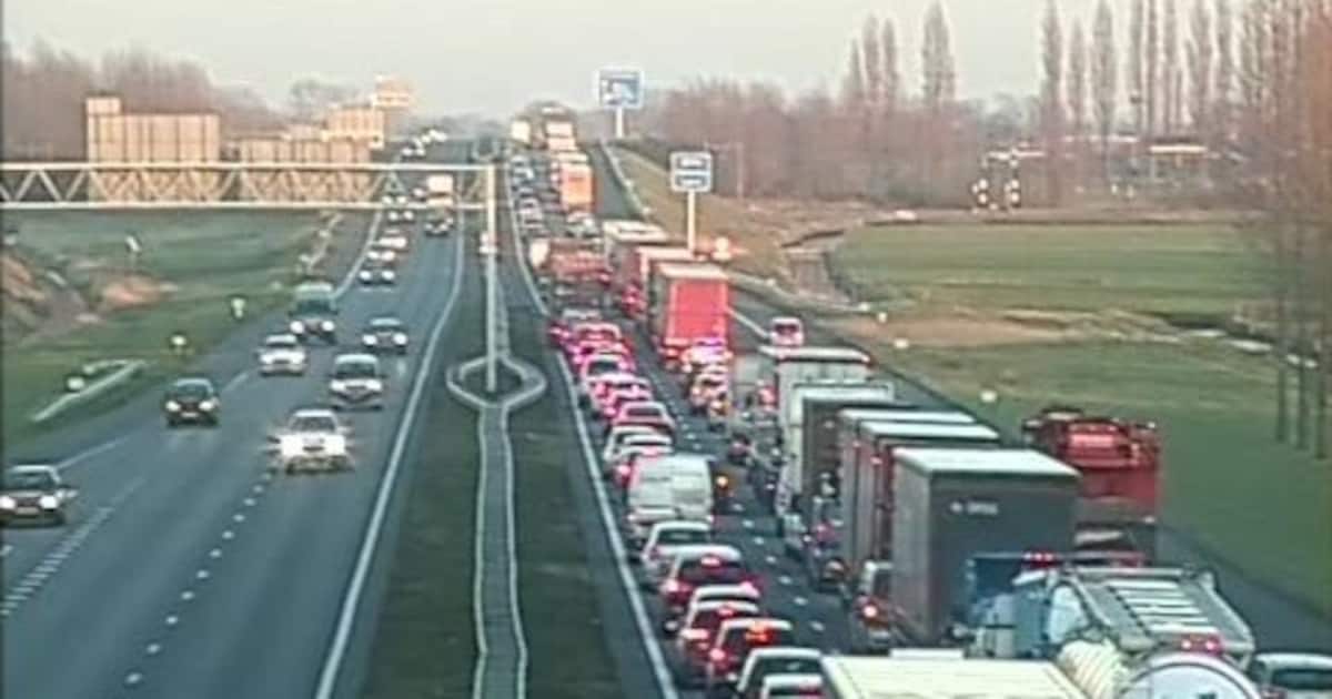 Ongeluk met meerdere voertuigen op de A15, vertraging opgelost