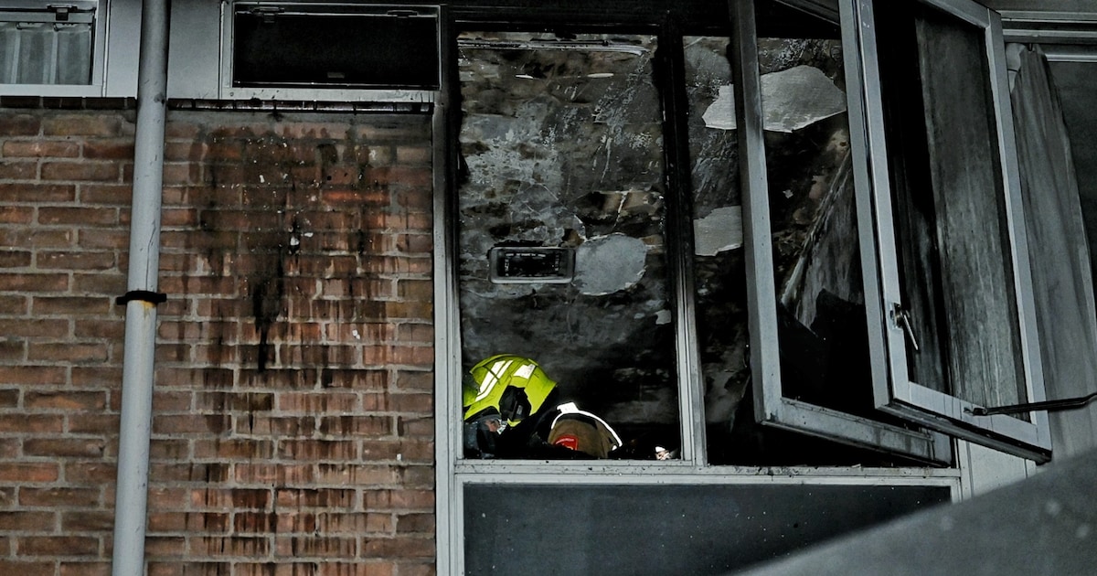 Drie mannen weigeren brandend huis te verlaten in Tilburg: twee naar het ziekenhuis, één van hen aan