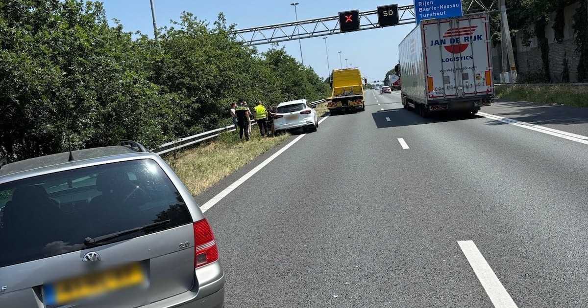 Een uur vertraging op de A58 richting Eindhoven door ongeluk • Jongen pint duizenden euros met pasje oudere vrouw, nu herkenb