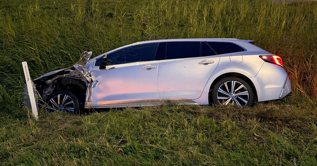 Auto belandt in sloot na botsing in Veghel, inzittende gewond