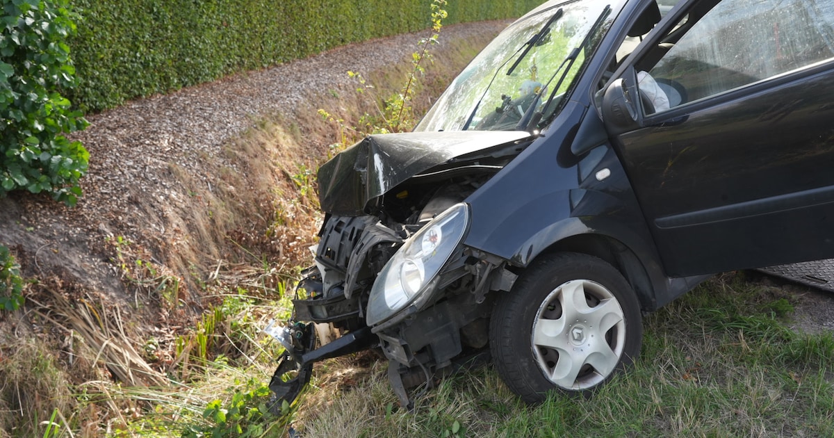 Auto raakt lantaarnpaal en belandt in de sloot in Sprang-Capelle
