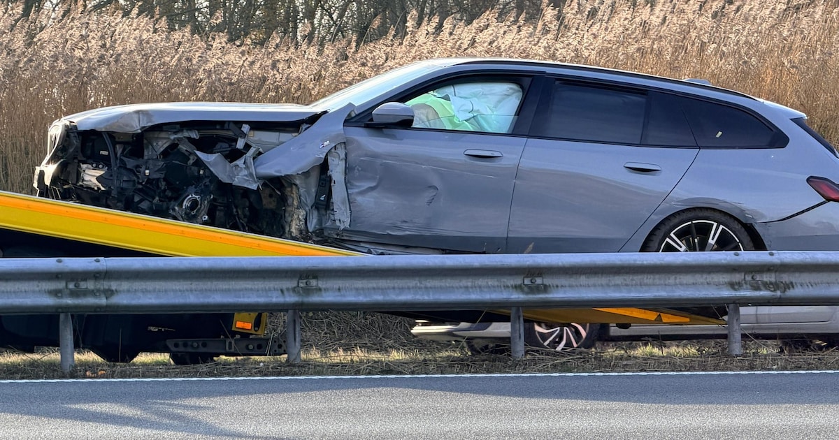Auto botst tegen vangrail op N279 bij Heeswijk-Dinther