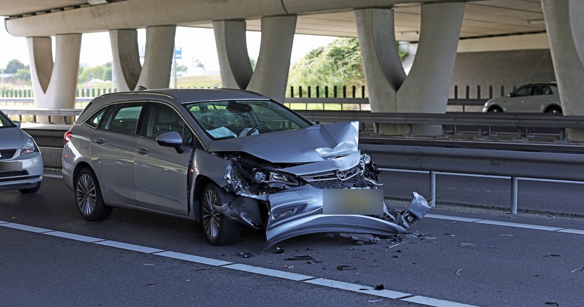 Drie auto’s betrokken bij botsing op A59 bij Waalwijk, meerdere gezinnen onderweg naar de Efteling.