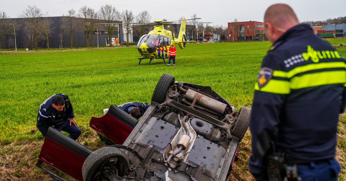 Man rijdt lantaarnpaal omver en belandt met auto in sloot in Oirschot: ‘Duidelijk onder invloed’