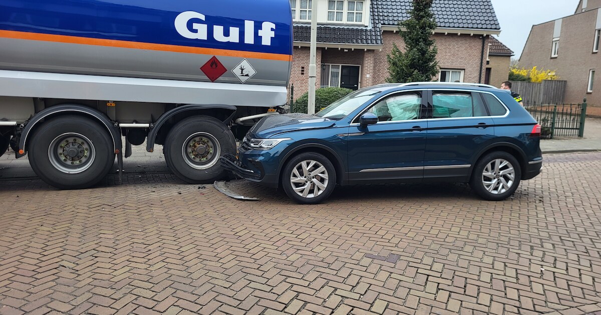 Net wanneer brandstof wordt gelost bij pompstation botst automobiliste achterop tankwagen